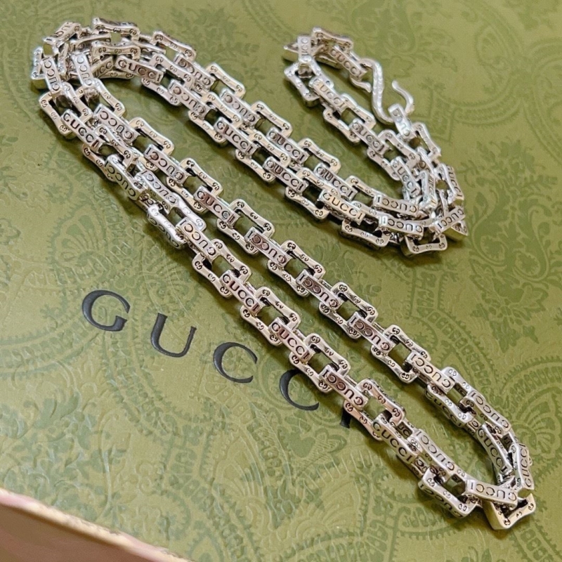 G*u*i necklaces